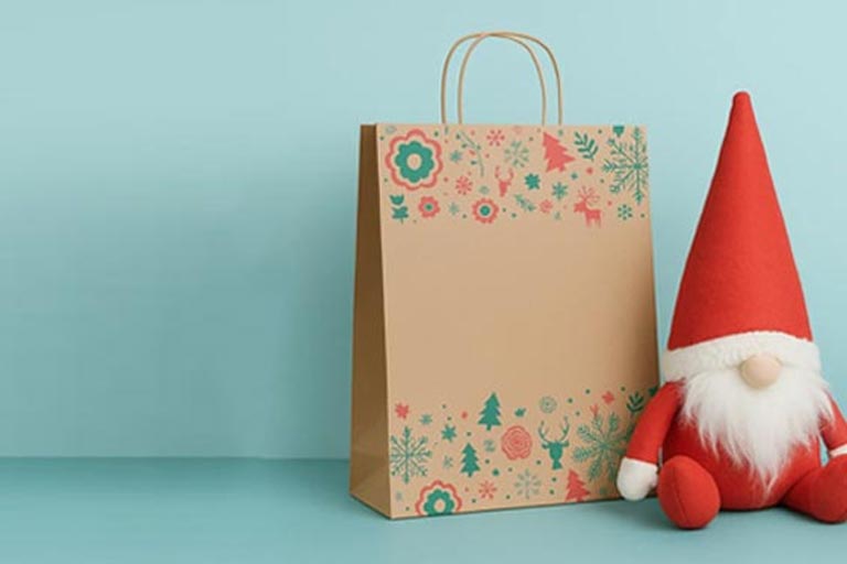 Poslovni božićni pokloni s logotipom ispod božićnog drvca