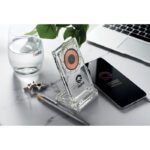 Punjač s držačem za telefon