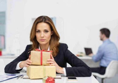 Poslovni pokloni za žene – kako odabrati elegantne i praktične poklone koji oduševljavaju