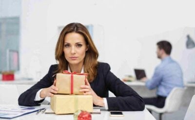 Poslovni pokloni za žene – kako odabrati elegantne i praktične poklone koji oduševljavaju